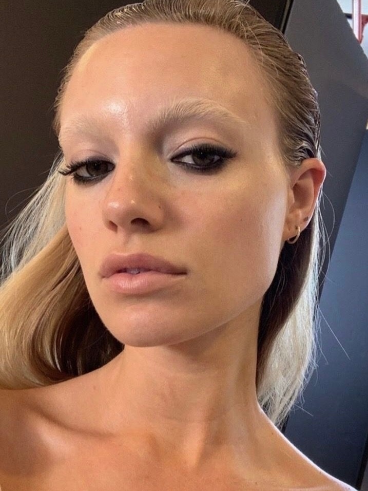 Консилер на губах: тренд на бежевые помады — носим как Лили-Роуз Депп и Габриетт (фото 27)