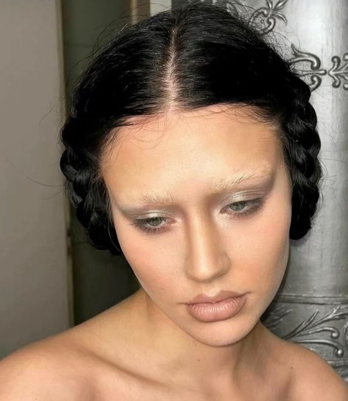 Консилер на губах: тренд на бежевые помады — носим как Лили-Роуз Депп и Габриетт (фото 28)