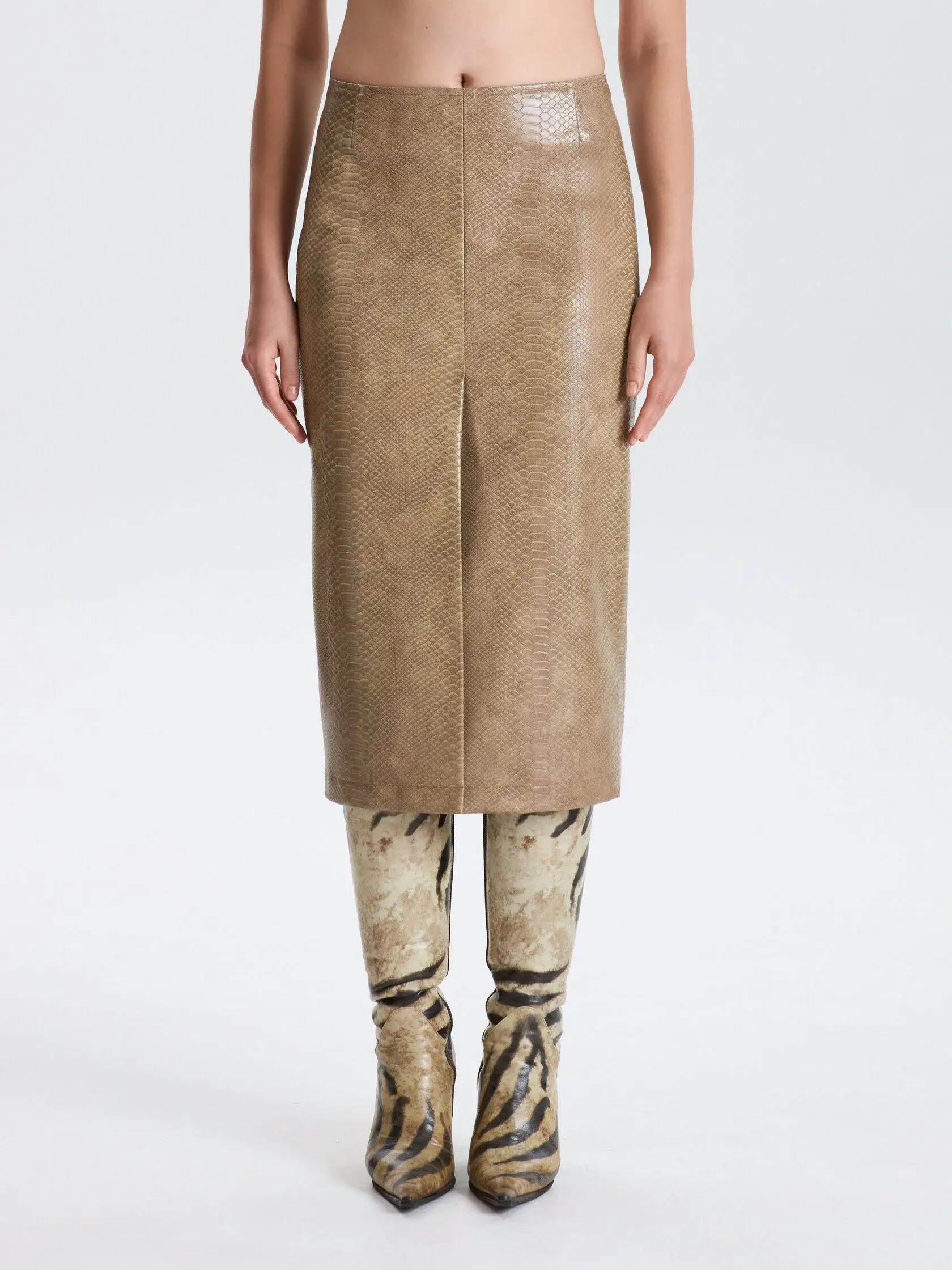 Самая нужная вещь сезона осень-зима 2025? Конечно, юбка-карандаш. Вот 15 модных вариантов (фото 29)