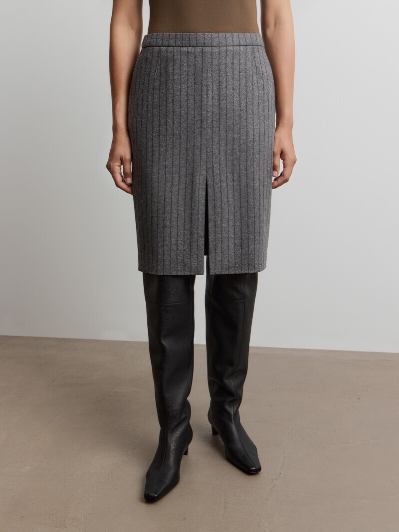 Самая нужная вещь сезона осень-зима 2025? Конечно, юбка-карандаш. Вот 15 модных вариантов (фото 31)