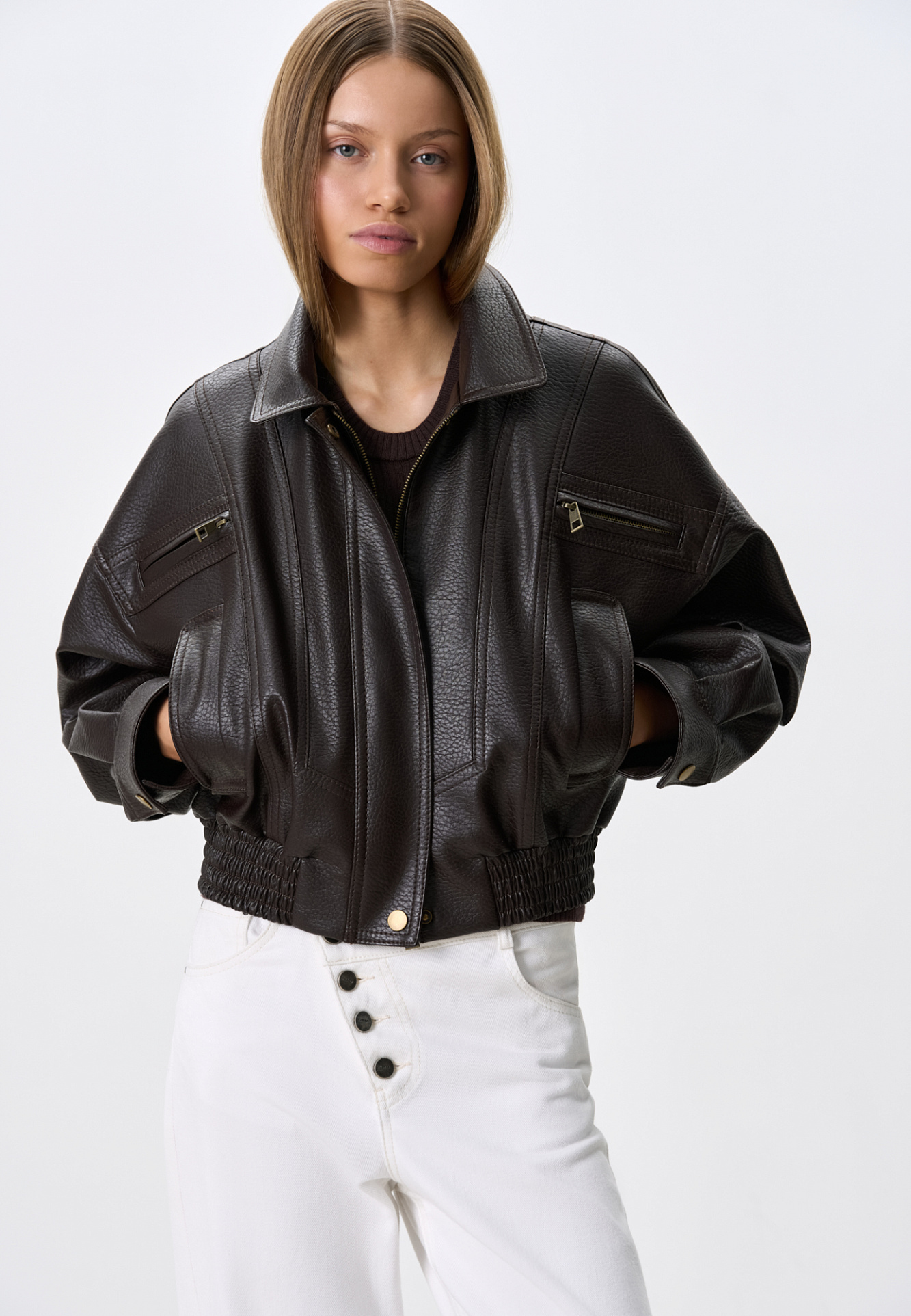 Кожаный бомбер на осень вместо косухи. 20 модных вариантов. Выбор BURO. (фото 25)