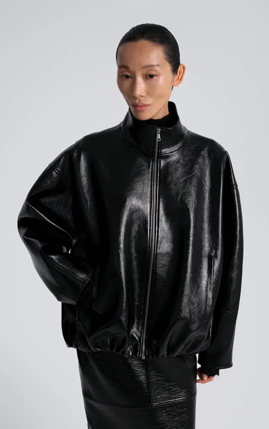 Кожаный бомбер на осень вместо косухи. 20 модных вариантов. Выбор BURO. (фото 23)