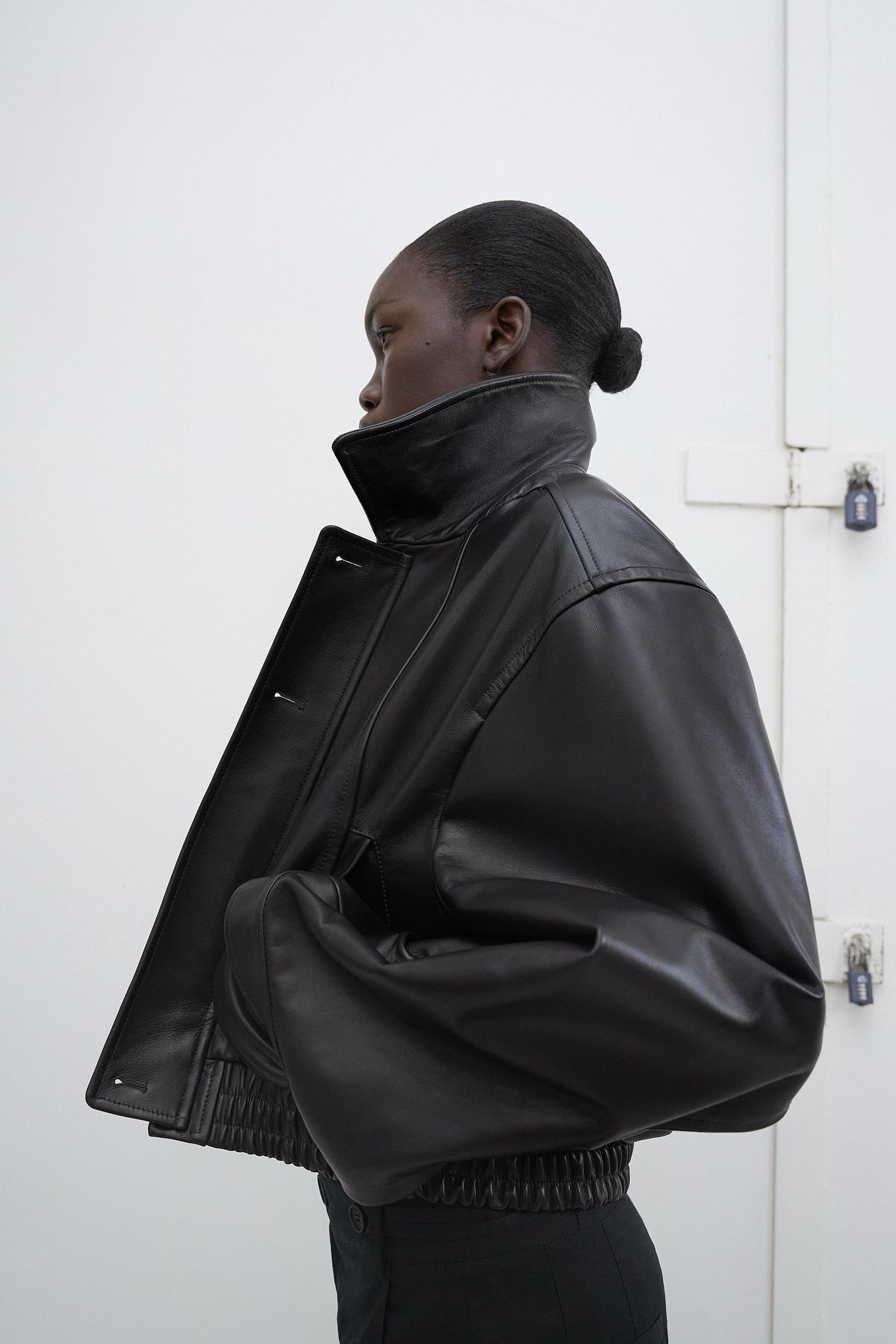 Кожаный бомбер на осень вместо косухи. 20 модных вариантов. Выбор BURO. (фото 3)