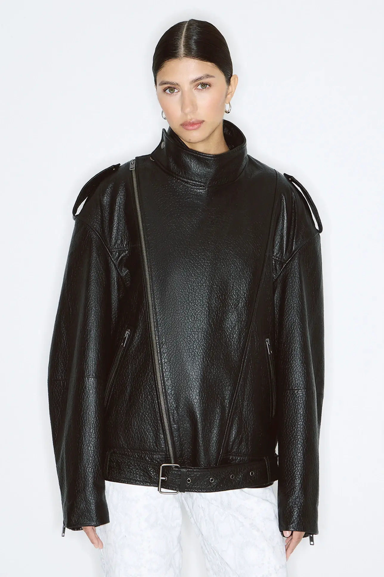 Кожаный бомбер на осень вместо косухи. 20 модных вариантов. Выбор BURO. (фото 24)