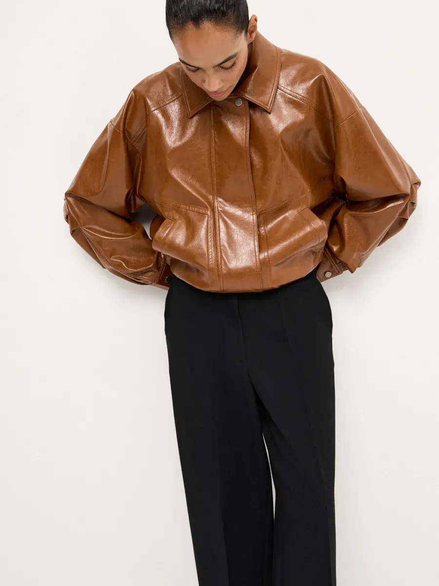 Кожаный бомбер на осень вместо косухи. 20 модных вариантов. Выбор BURO. (фото 32)