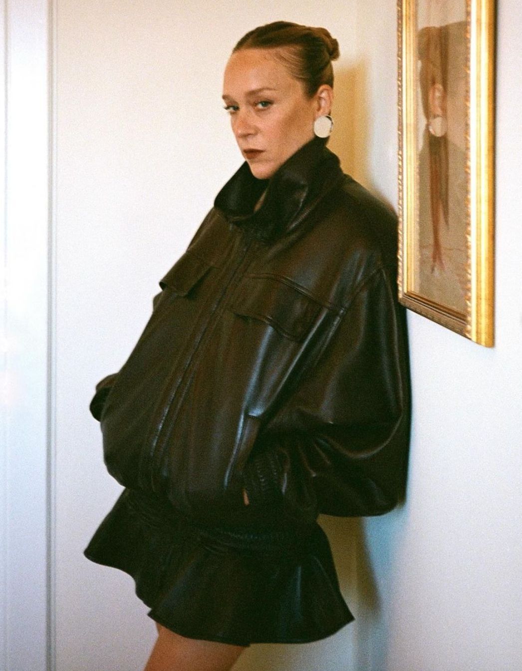 Кожаный бомбер на осень вместо косухи. 20 модных вариантов. Выбор BURO. (фото 10)