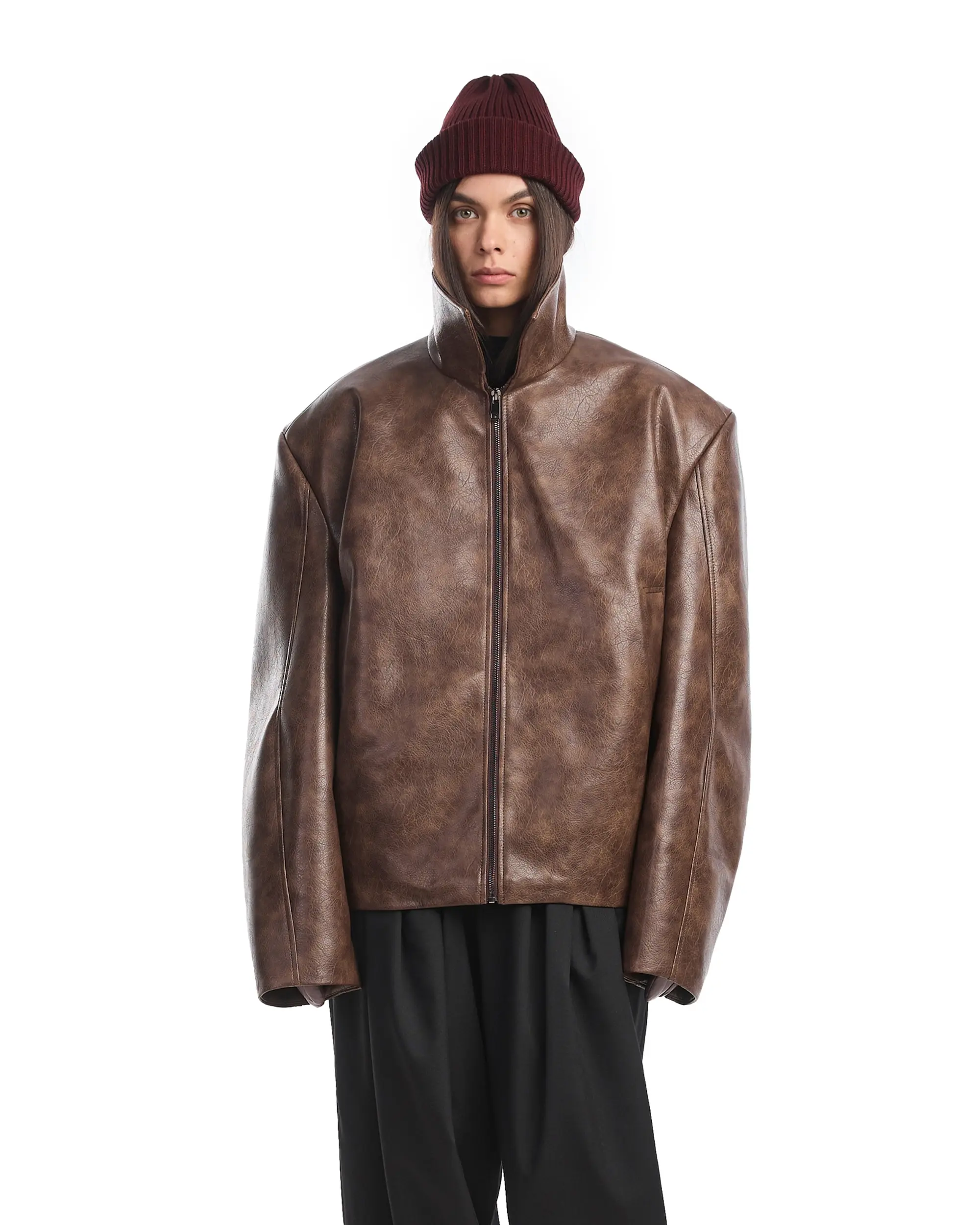 Кожаный бомбер на осень вместо косухи. 20 модных вариантов. Выбор BURO. (фото 38)