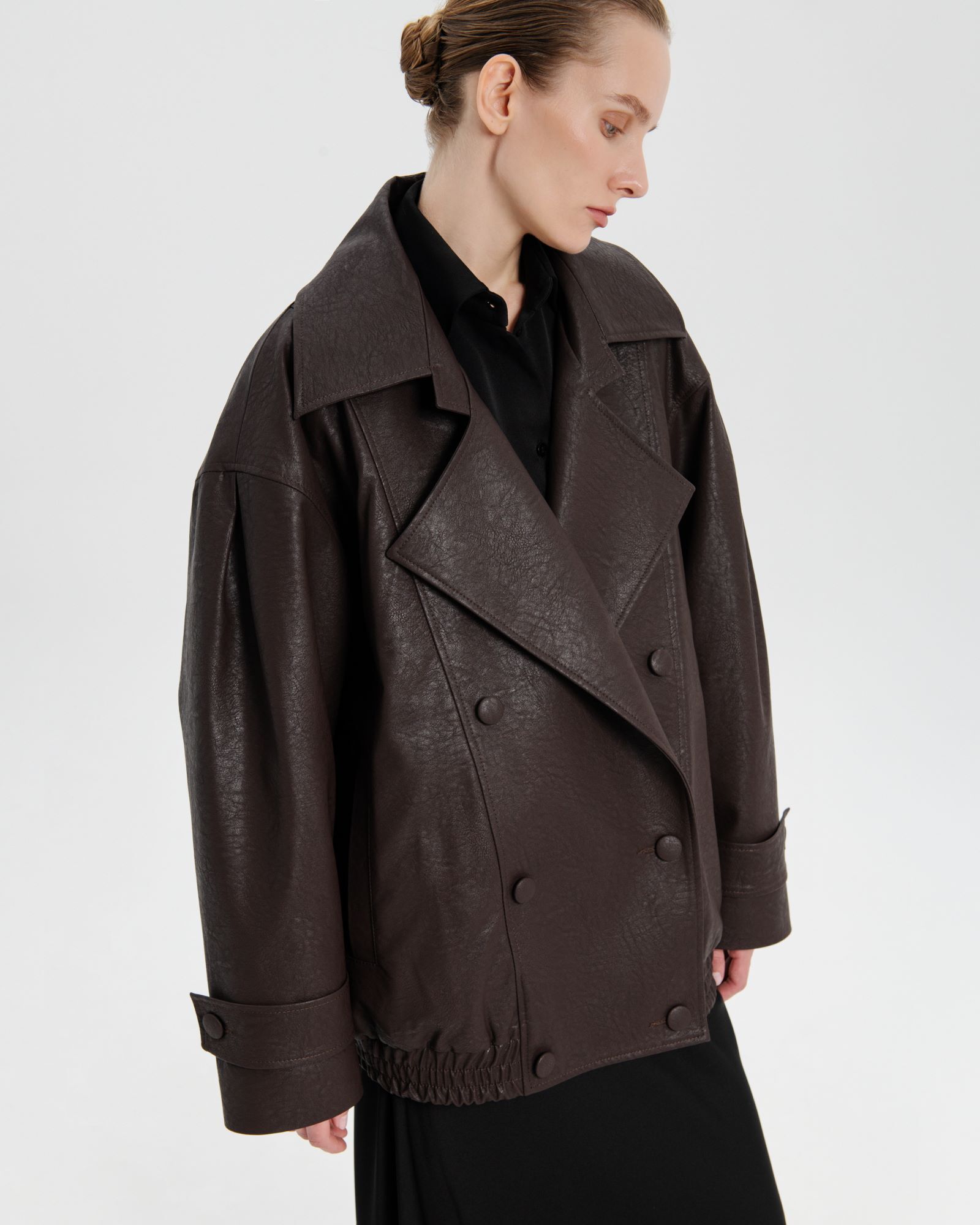 Кожаный бомбер на осень вместо косухи. 20 модных вариантов. Выбор BURO. (фото 28)