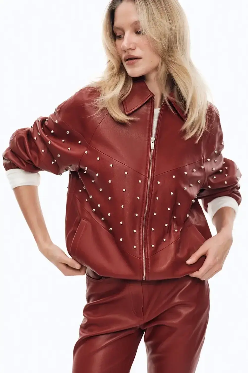 Кожаный бомбер на осень вместо косухи. 20 модных вариантов. Выбор BURO. (фото 21)