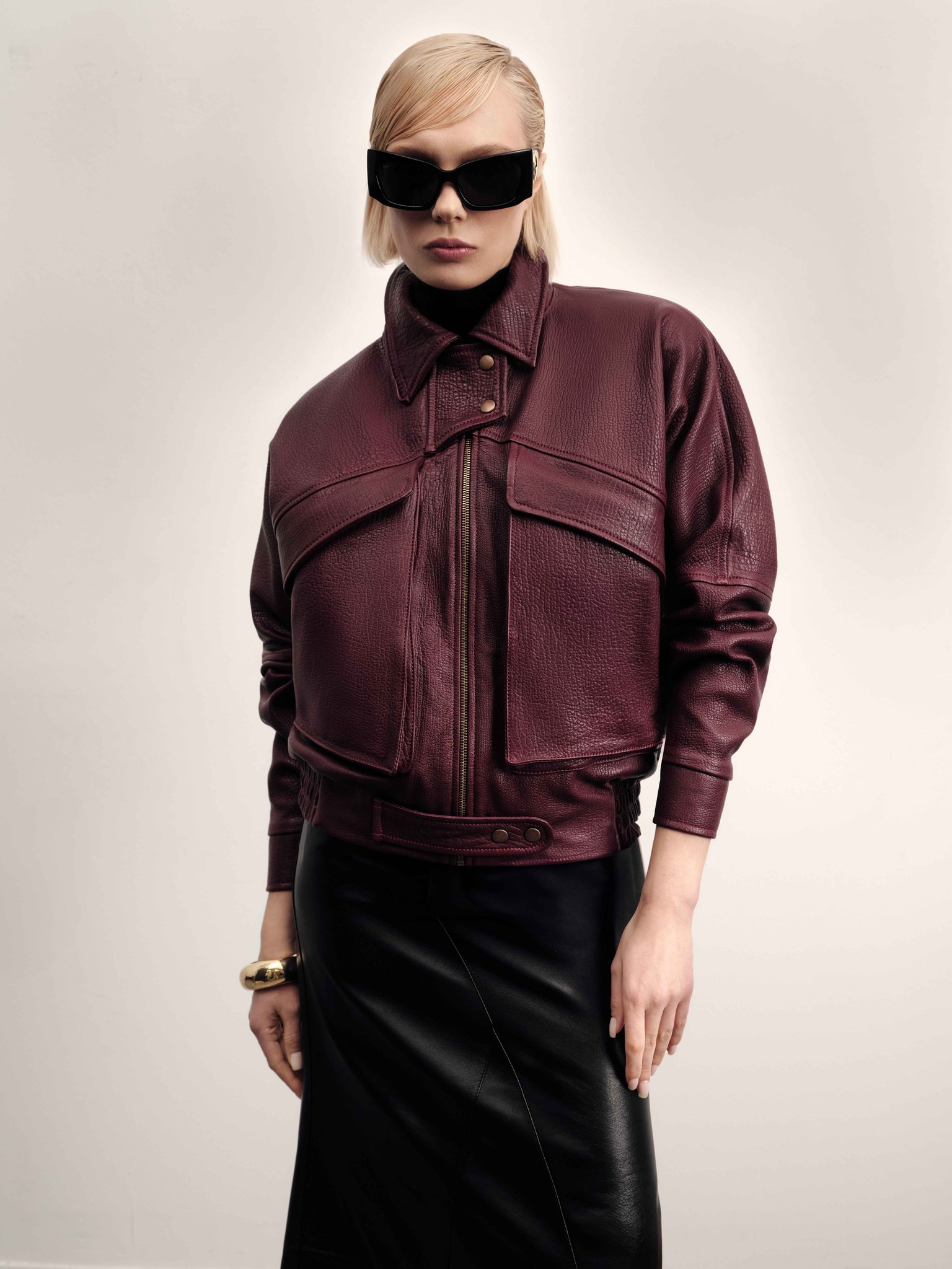 Кожаный бомбер на осень вместо косухи. 20 модных вариантов. Выбор BURO. (фото 35)