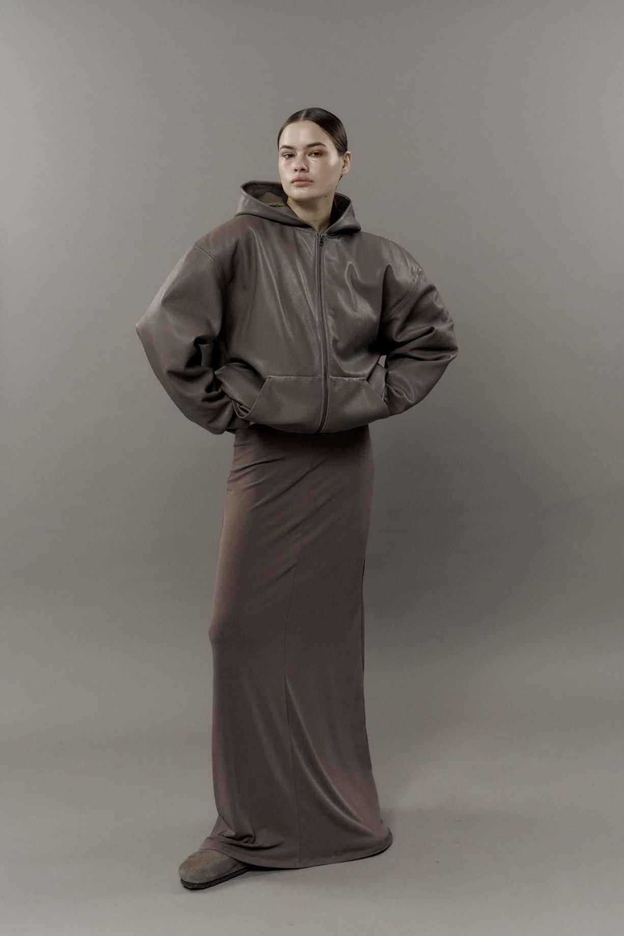 Кожаный бомбер на осень вместо косухи. 20 модных вариантов. Выбор BURO. (фото 26)