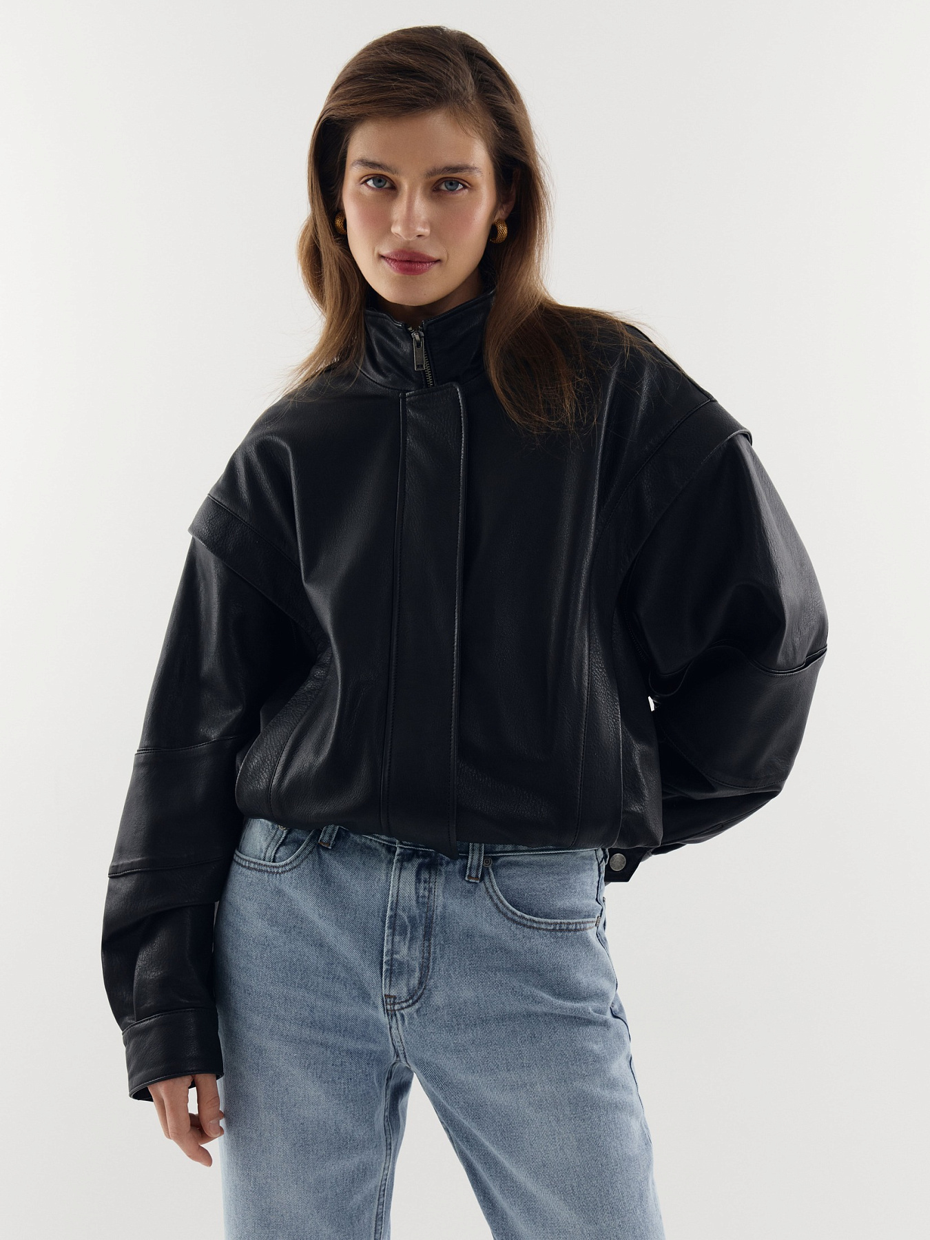 Кожаный бомбер на осень вместо косухи. 20 модных вариантов. Выбор BURO. (фото 29)