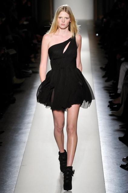 Balmain — 80! История модного дома в лицах: от Пьера Бальмена до Оливье Рустена (фото 56)