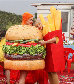 Змеи, браслеты дружбы и бесконечные пасхалки: азбука Тейлор Свифт (фото 50)