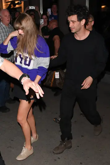 Змеи, браслеты дружбы и бесконечные пасхалки: азбука Тейлор Свифт (фото 67)