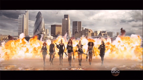 Змеи, браслеты дружбы и бесконечные пасхалки: азбука Тейлор Свифт (фото 14)