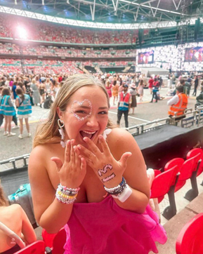 Змеи, браслеты дружбы и бесконечные пасхалки: азбука Тейлор Свифт (фото 11)