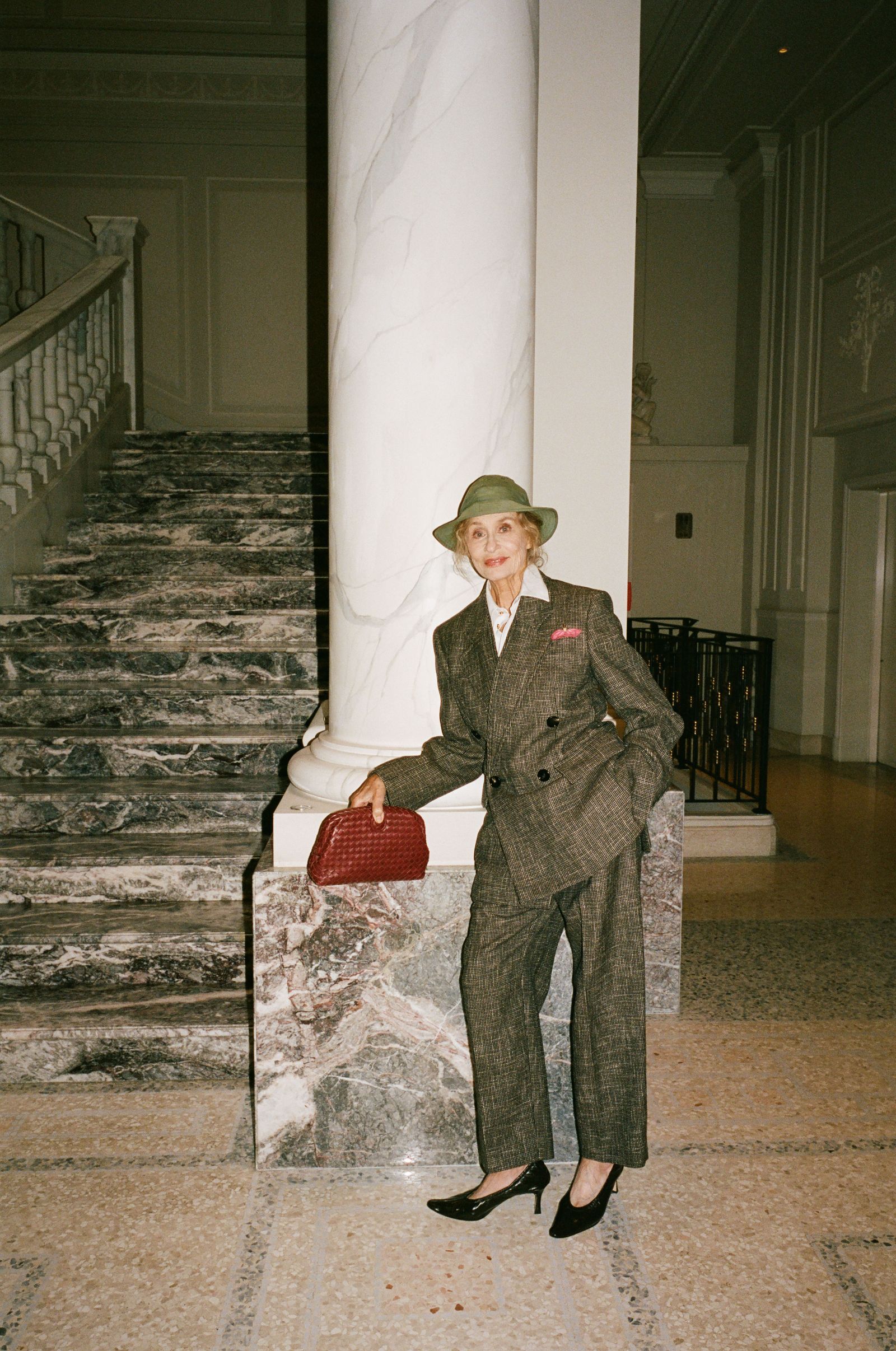 Лорен Хаттон — 82! Лучшие 20+ фотографий актрисы и модели по случаю дня рождения. Выбор BURO. (фото 24)