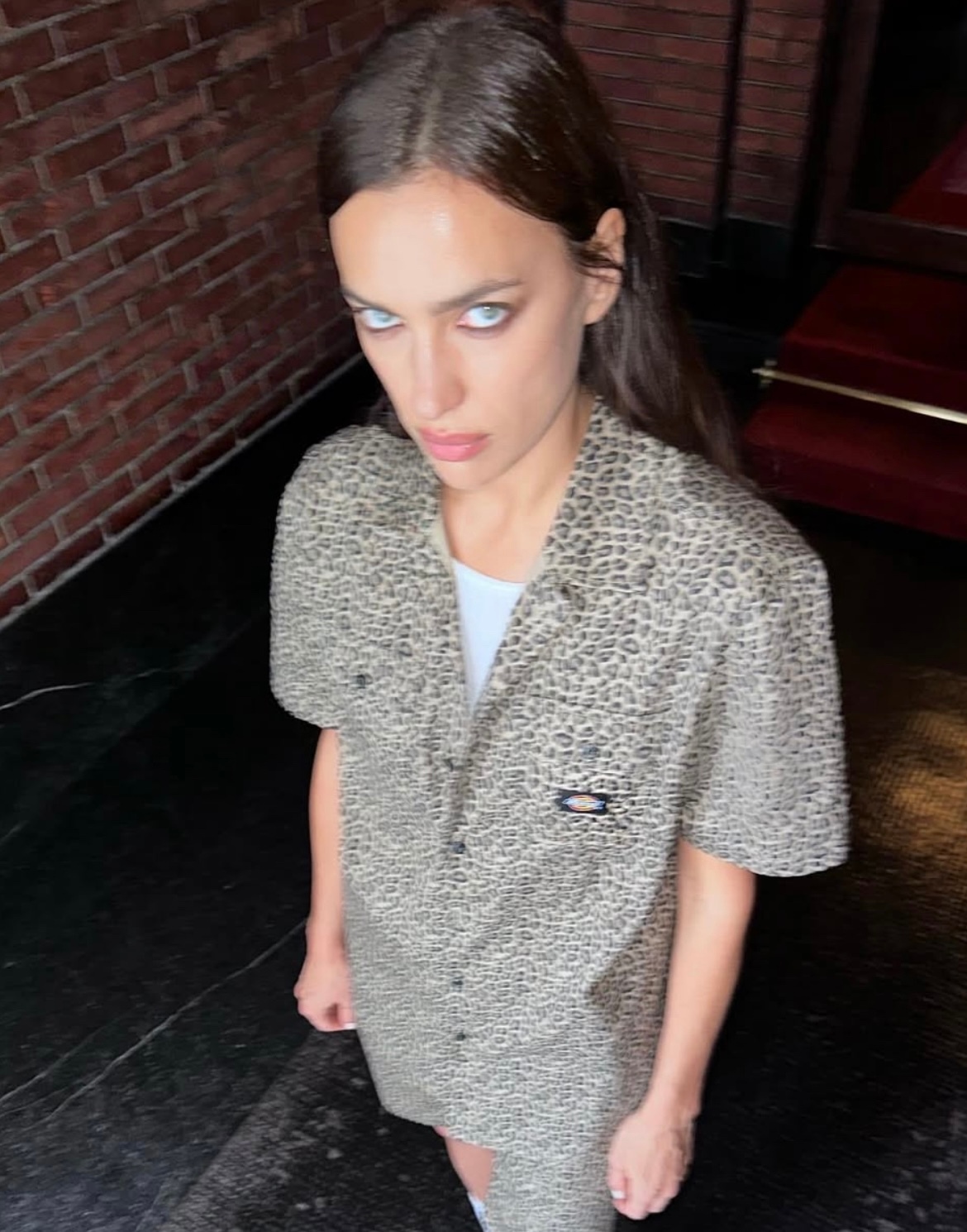 Tired Girl Makeup: тренд на черные круги под глазами — носим как Ирина Шейк и Дженна Ортега (фото 6)