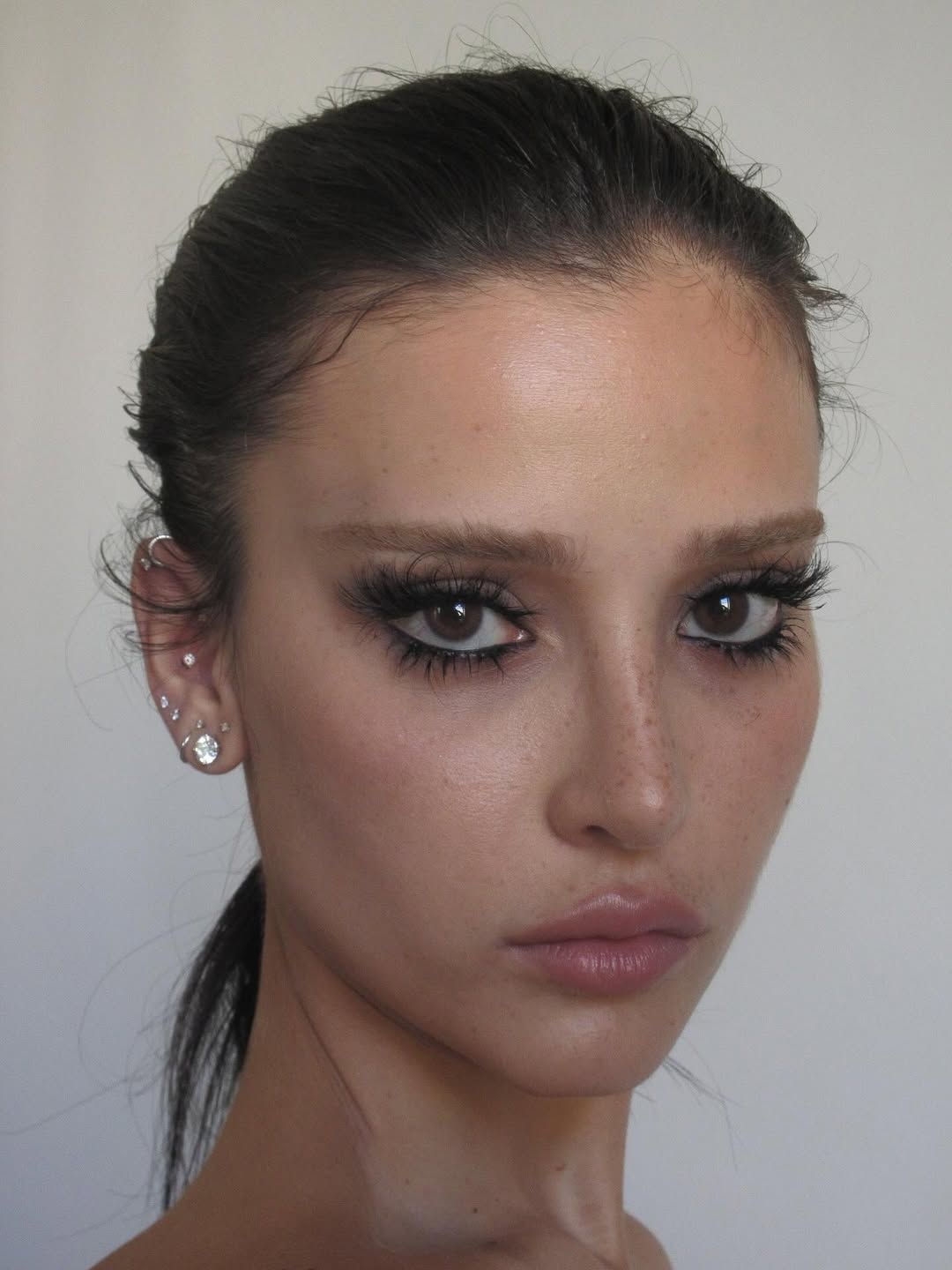 Tired Girl Makeup: тренд на черные круги под глазами — носим как Ирина Шейк и Дженна Ортега (фото 13)