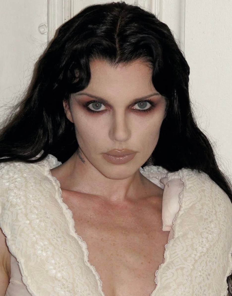 Tired Girl Makeup: тренд на черные круги под глазами — носим как Ирина Шейк и Дженна Ортега (фото 22)