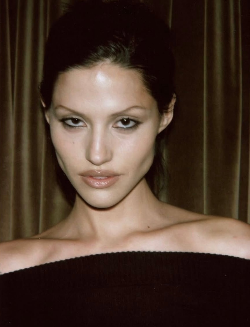 Tired Girl Makeup: тренд на черные круги под глазами — носим как Ирина Шейк и Дженна Ортега (фото 3)