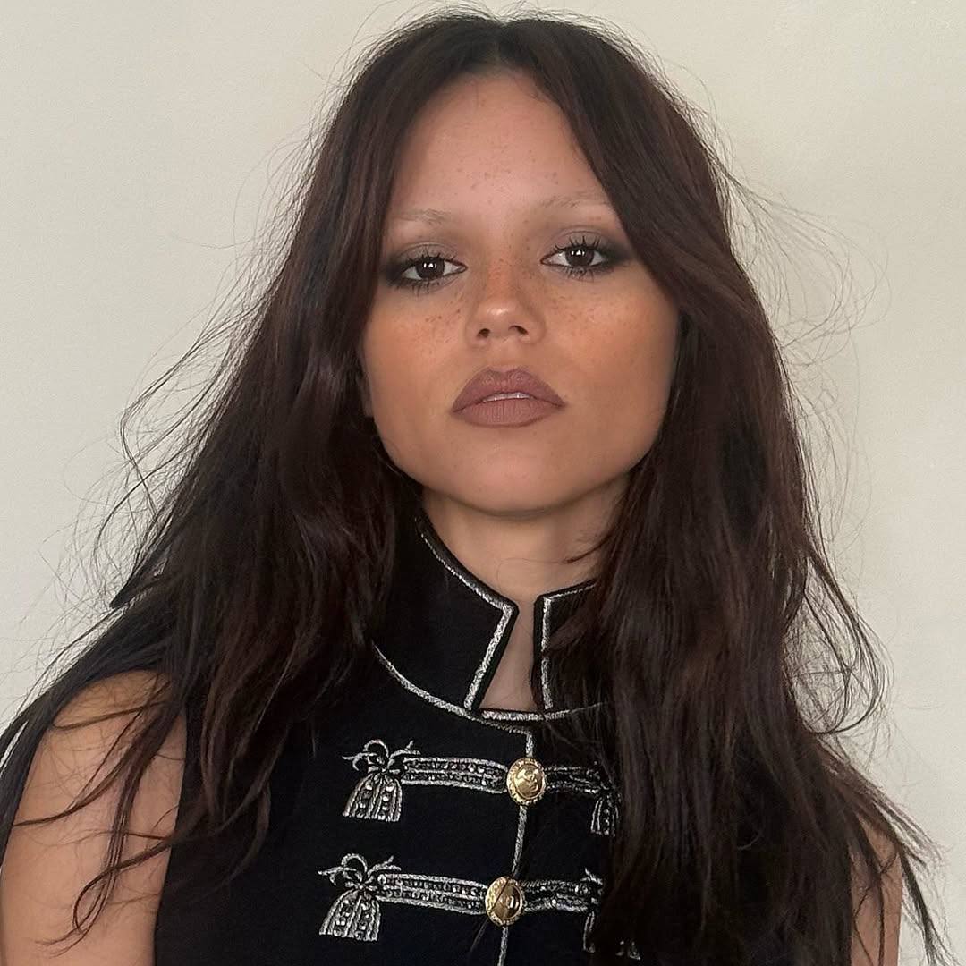 Tired Girl Makeup: тренд на черные круги под глазами — носим как Ирина Шейк и Дженна Ортега (фото 5)