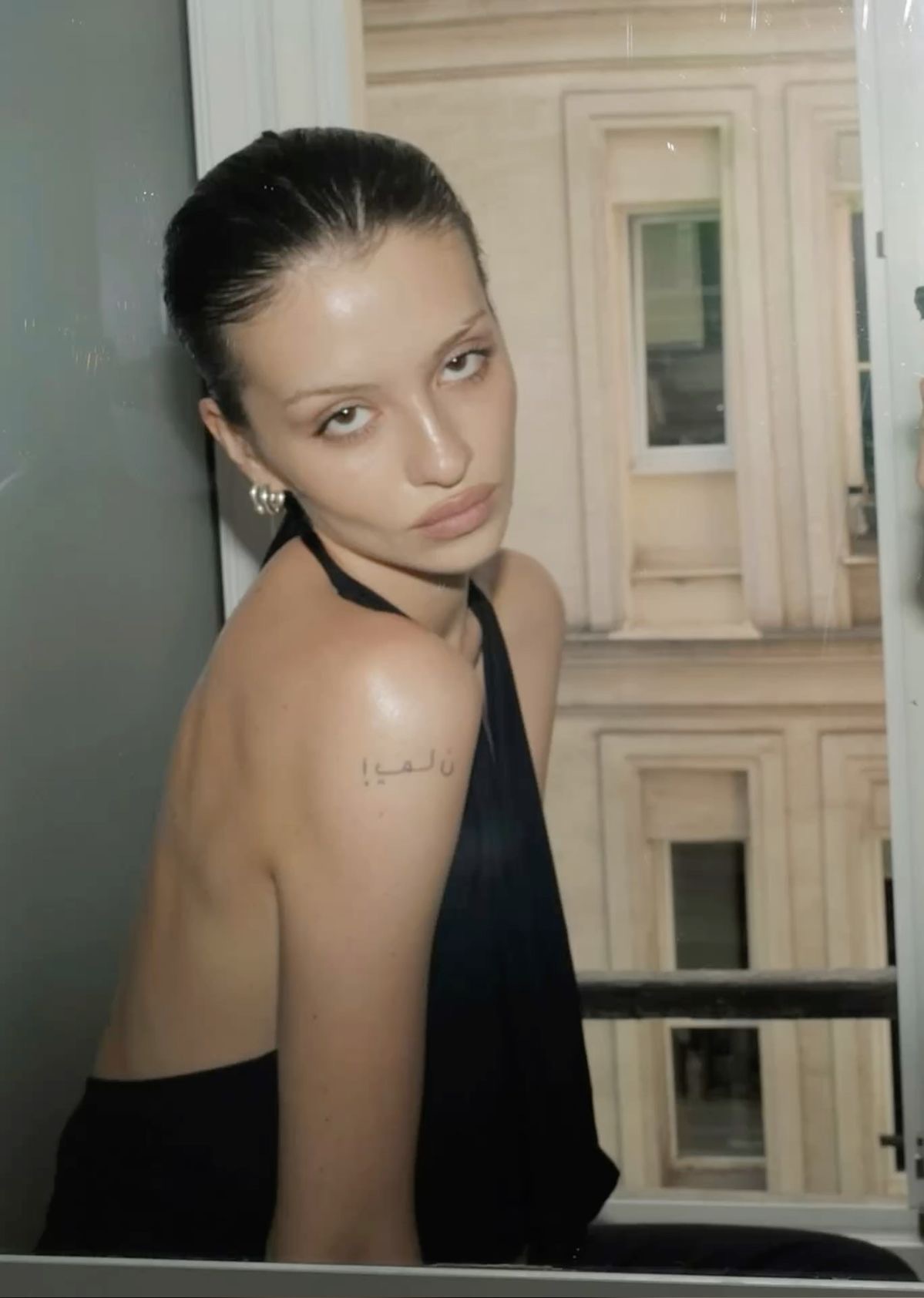 Tired Girl Makeup: тренд на черные круги под глазами — носим как Ирина Шейк и Дженна Ортега (фото 23)