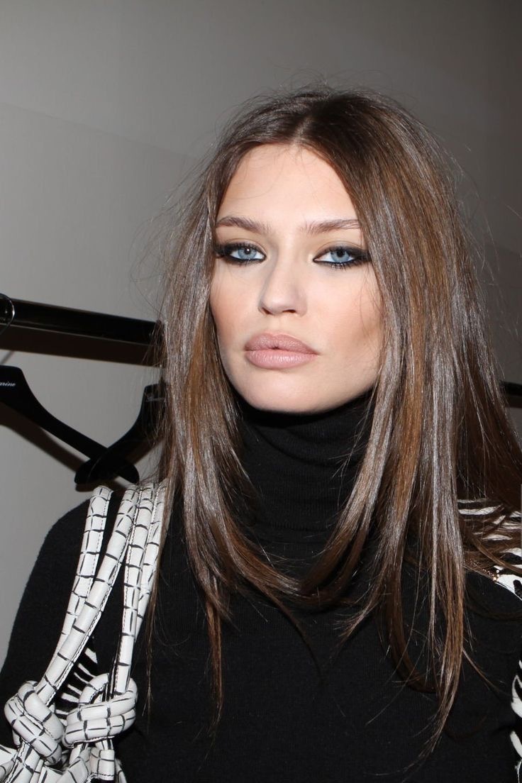 Tired Girl Makeup: тренд на черные круги под глазами — носим как Ирина Шейк и Дженна Ортега (фото 19)