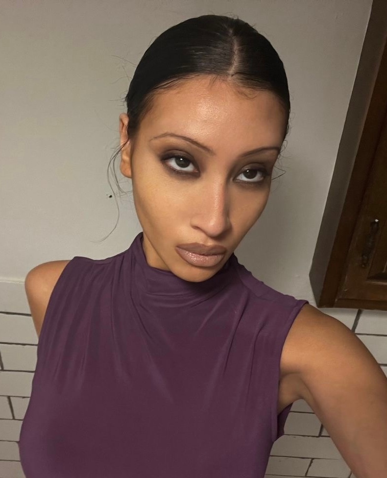 Tired Girl Makeup: тренд на черные круги под глазами — носим как Ирина Шейк и Дженна Ортега (фото 25)