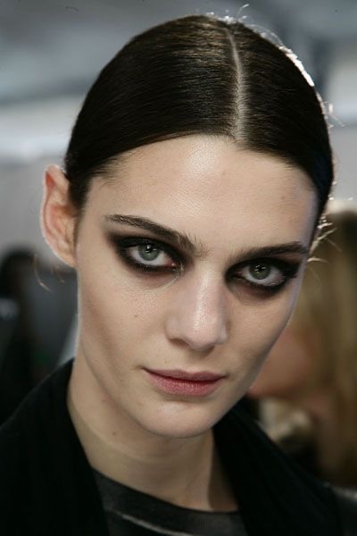 Tired Girl Makeup: тренд на черные круги под глазами — носим как Ирина Шейк и Дженна Ортега (фото 28)