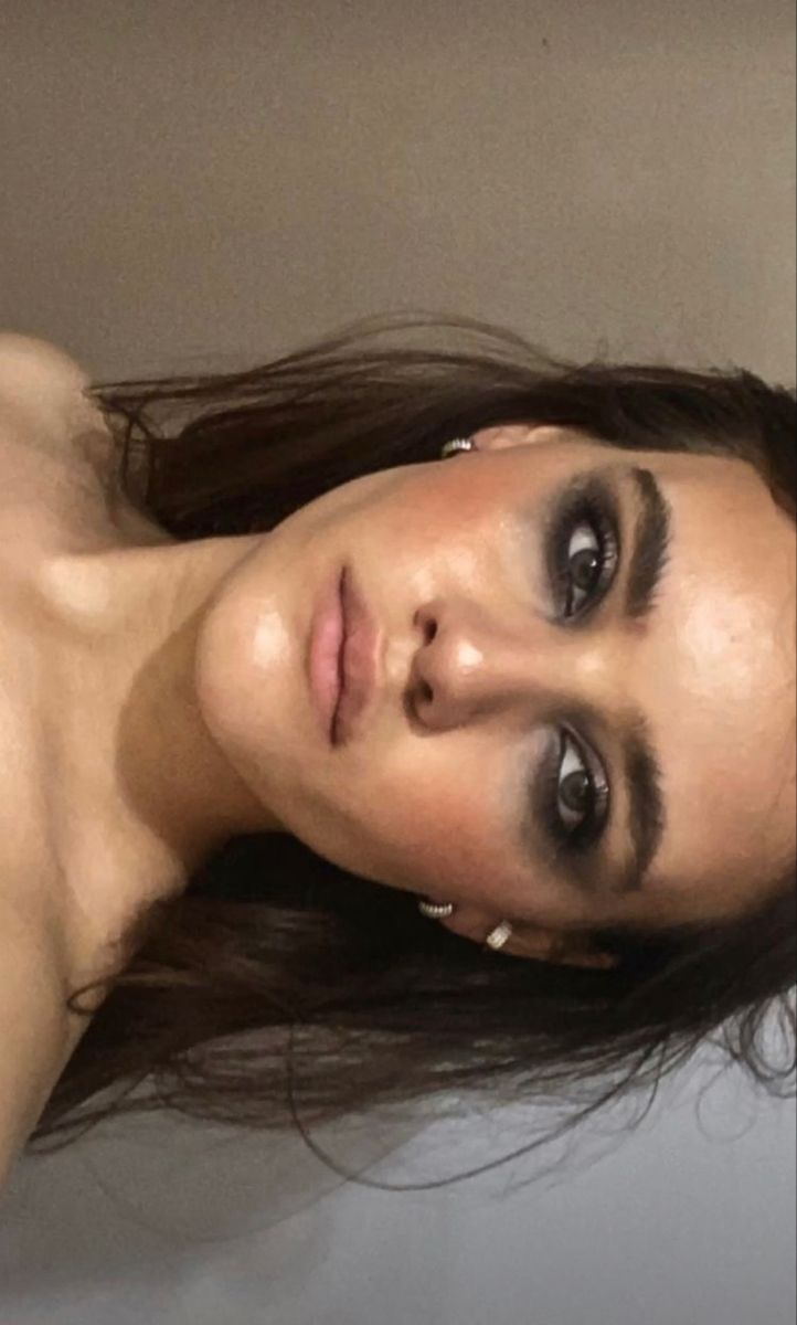 Tired Girl Makeup: тренд на черные круги под глазами — носим как Ирина Шейк и Дженна Ортега (фото 11)