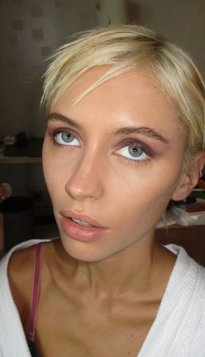 Tired Girl Makeup: тренд на черные круги под глазами — носим как Ирина Шейк и Дженна Ортега (фото 9)