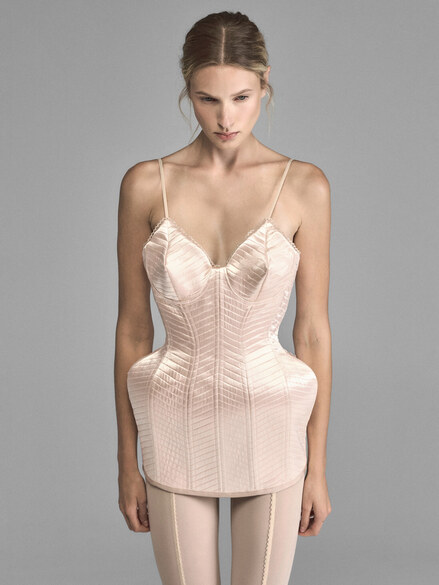 Ход королевы. Стиль Марии-Антуанетты на подиуме и в жизни (фото 26)