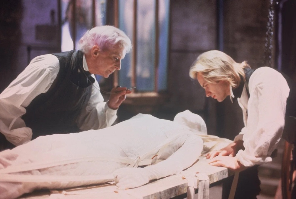 От классических фильмов Джеймса Уэйла до Гильермо Дель Торо: как менялся образ Франкенштейна на экране (фото 75)