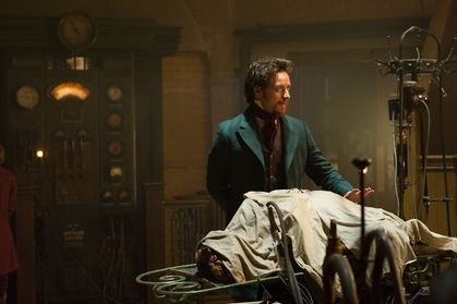 От классических фильмов Джеймса Уэйла до Гильермо Дель Торо: как менялся образ Франкенштейна на экране (фото 86)