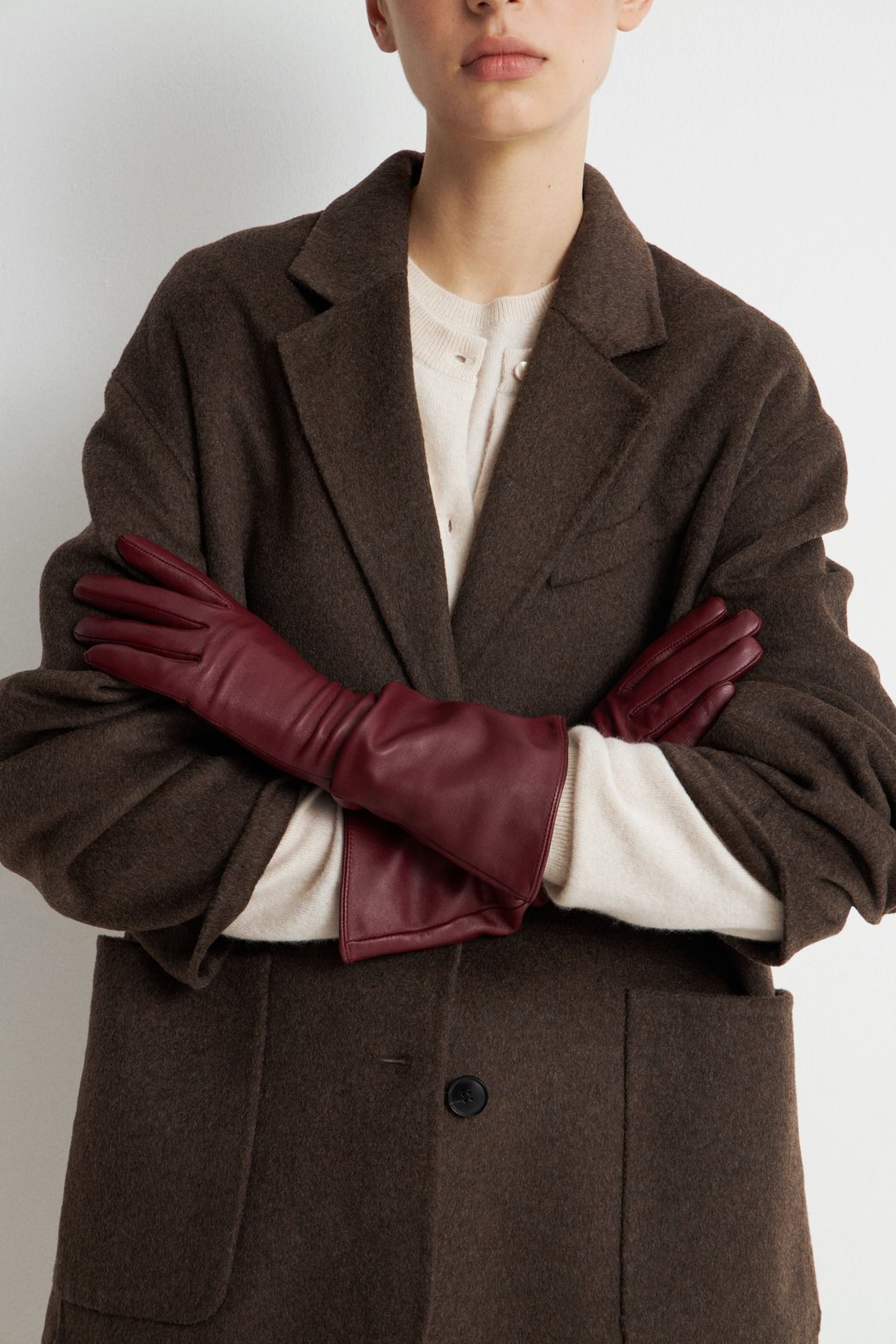 Ловите перчатку. Оперные, средней длины и короткие — где искать и как носить. Выбор BURO. (фото 19)