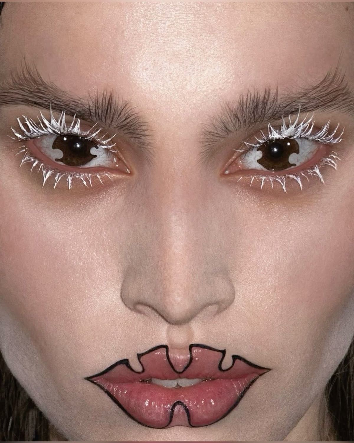 Contour Your Lips: тренд на акцентный контур губ — носим как Селена Гомес и Кайли Дженнер (фото 25)