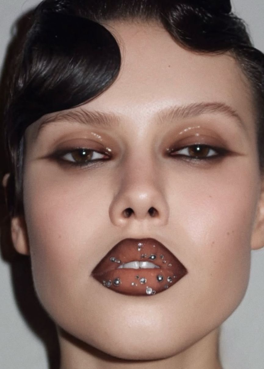 Contour Your Lips: тренд на акцентный контур губ — носим как Селена Гомес и Кайли Дженнер (фото 23)