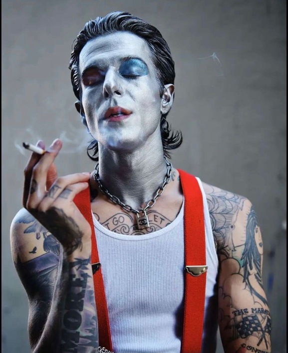 «Sweater Weather» и «Wiped Out!»: лучшие треки и альбомы в дискографии The Neighbourhood (фото 37)