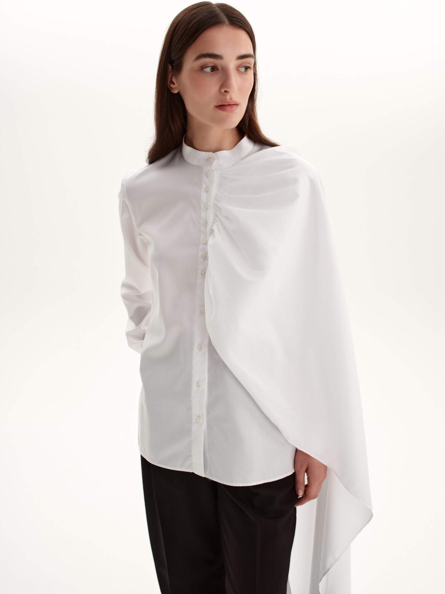 С чистого листа. Белая рубашка (и блуза) как главный элемент образа. Выбор BURO. (фото 28)
