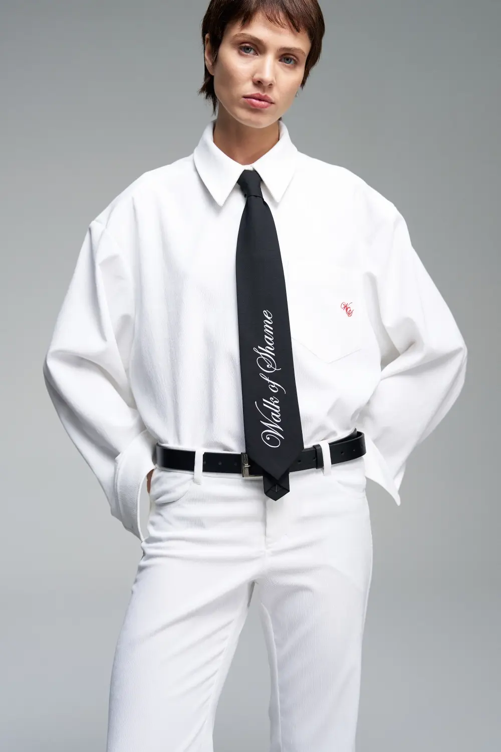 С чистого листа. Белая рубашка (и блуза) как главный элемент образа. Выбор BURO. (фото 29)