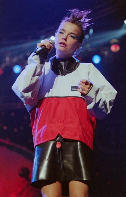 Клипы как современное искусство и альбомы как целая вселенная: за что мы любим Бьорк (фото 17)