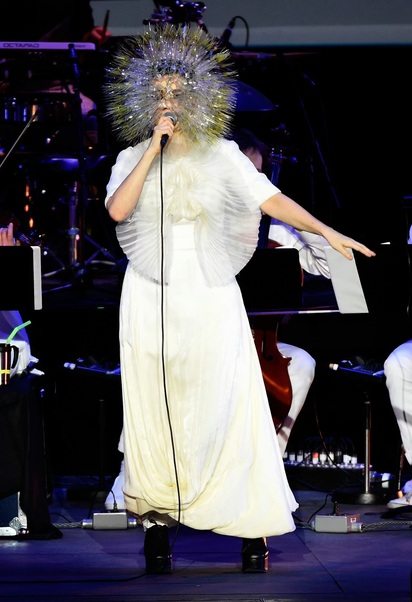 Клипы как современное искусство и альбомы как целая вселенная: за что мы любим Бьорк (фото 35)