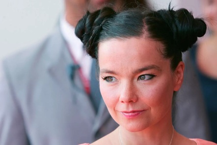 Клипы как современное искусство и альбомы как целая вселенная: за что мы любим Бьорк (фото 27)