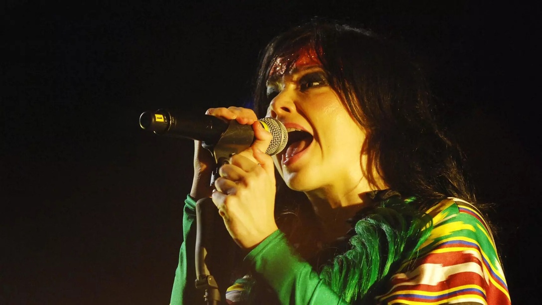 Клипы как современное искусство и альбомы как целая вселенная: за что мы любим Бьорк (фото 26)