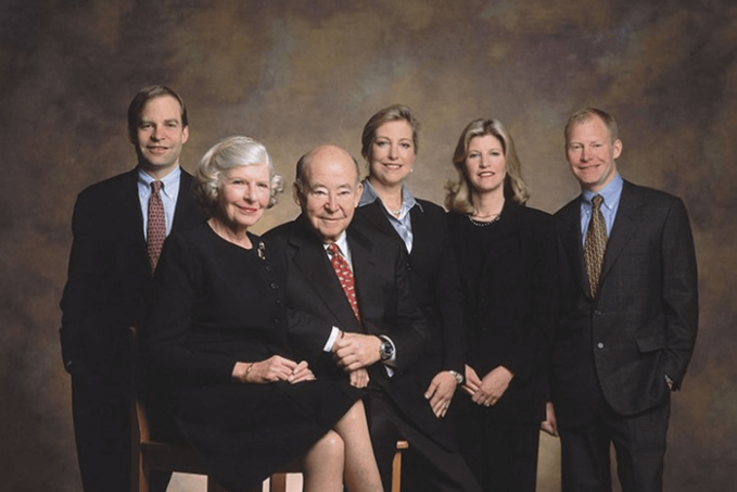 От финансовых интриг и выгодных браков до теорий заговора: история богатейших семей мира (фото 38)