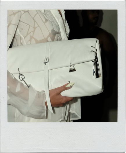 Ногти со стразами, перьями и цепями: 13 идей новогоднего маникюра с подиумов (фото 1)