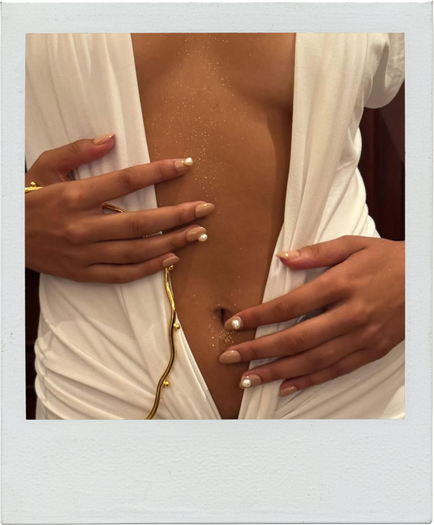 Ногти со стразами, перьями и цепями: 13 идей новогоднего маникюра с подиумов (фото 19)