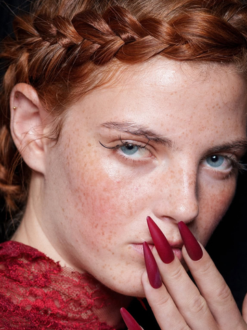 Ногти со стразами, перьями и цепями: 13 идей новогоднего маникюра с подиумов (фото 25)